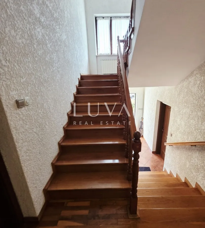 Istria, Buzet, detached house with a commercial space