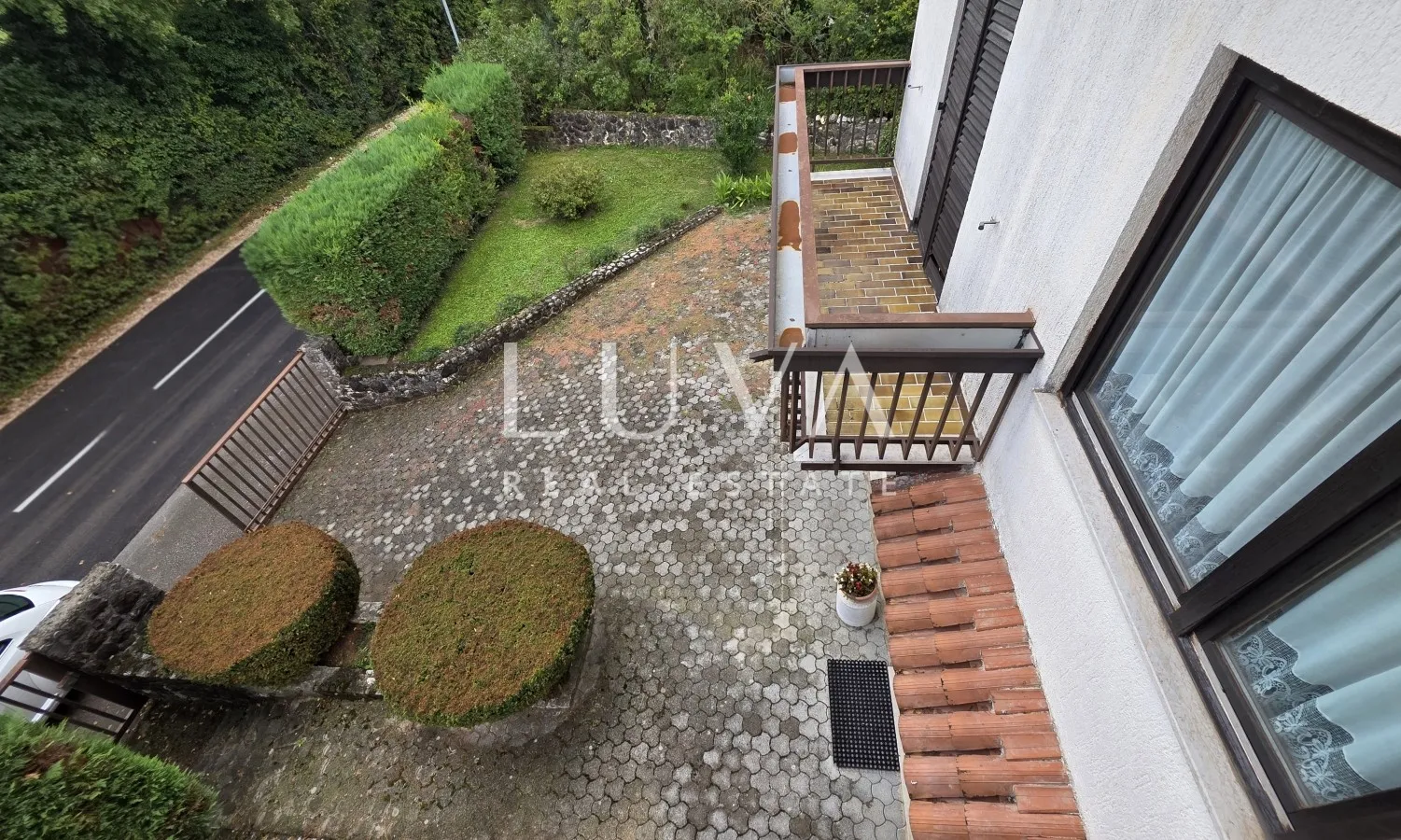 Istria, Buzet, detached house with a commercial space