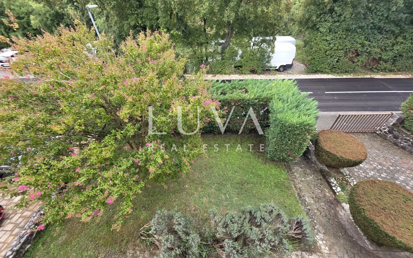 Istria, Buzet, detached house with a commercial space