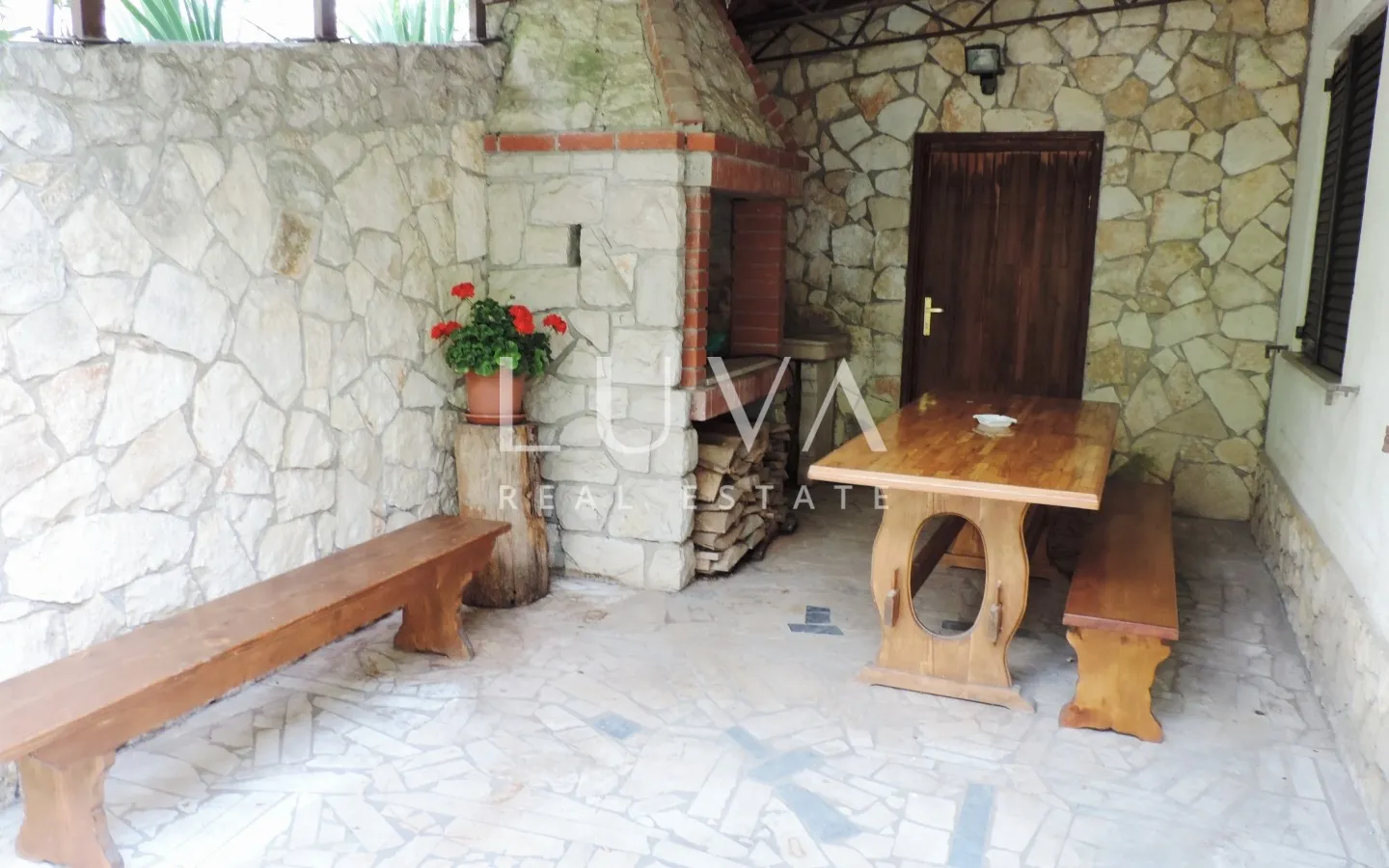 Istria, Buzet, detached house with a commercial space