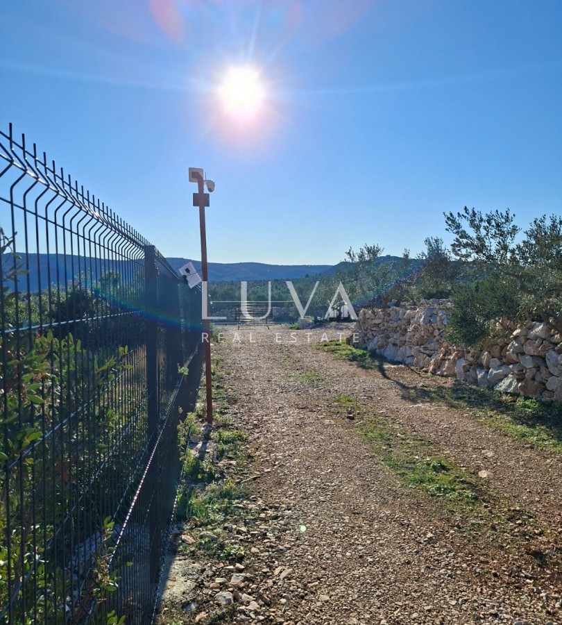 Marina, Vrsine, ograđeno industrijsko zemljište 3400m2 na prodaju