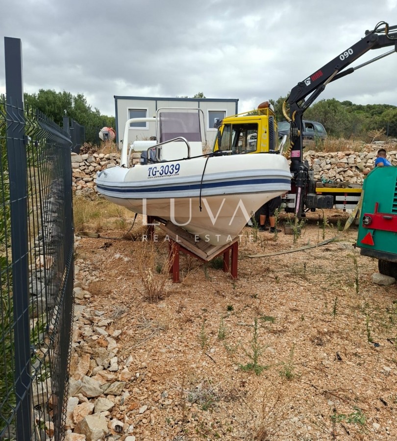 Marina, Vrsine, ograđeno industrijsko zemljište 3400m2 na prodaju