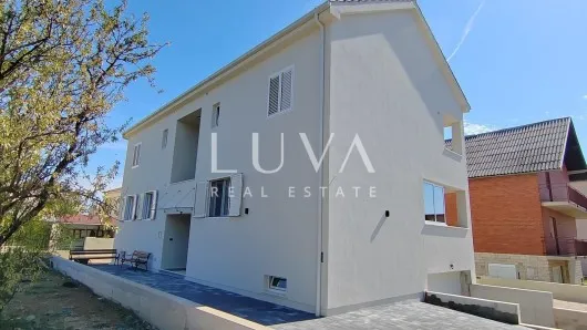 Kaštel Štafilić, kuća 377m2 sa stanovima na prodaju