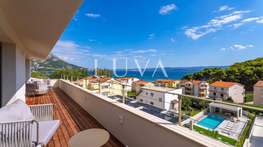 Duće, Omiš, luksuzni resort s 4 velika apartmana i bazenom uz more na prodaju