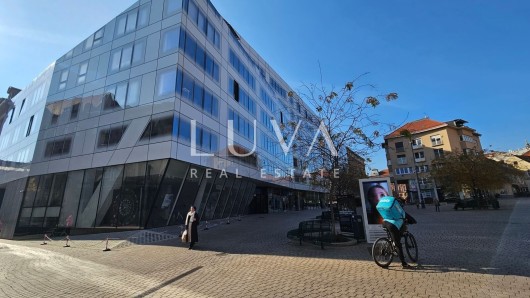 Ban centar, studio apartman, terasa i garaža na prodaju