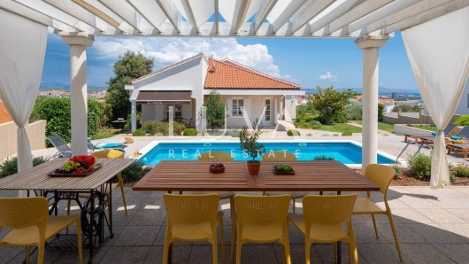 Vodice, luksuzna vila s bazenom, dizajnerski uređena na prodaju