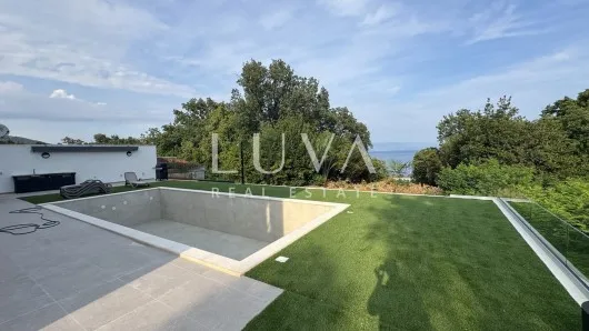 Lovran, modern apartment with pool and sea view for rent, 90 m2