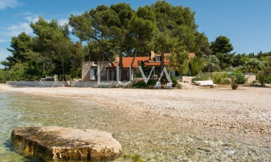 Supetar, Brač, kuća prvi red uz more, odlična prilika