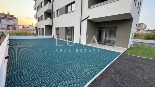 Istra, Tar, moderni stan u prizemlju s dvorištem, 76,27 m2