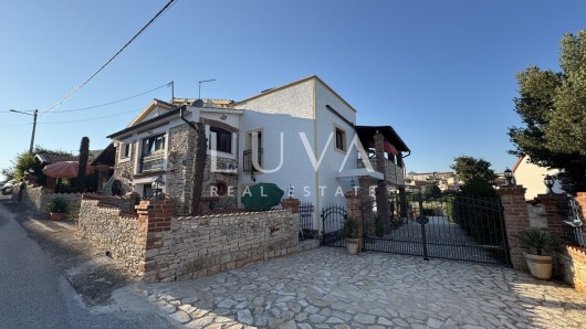 Istra, Višnjan, rustikalna kuća s tri apartmana, 580m2