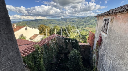 Istra, Motovun,  kuća za renovaciju s dvorištem, 195 m2