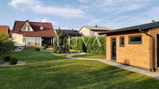 Osijek, Josipovac, obiteljska vila 300m2 s velikom okućnicom, na prodaju