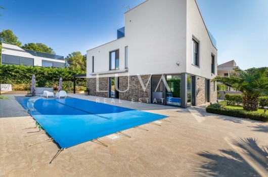 Istra, Fažana, moderna vila s bazenom uz more, 330 m2