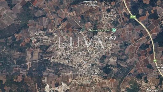 Istra, Kaštelir, atraktivno građevinsko zemljište s pogledom na more, 940 m2