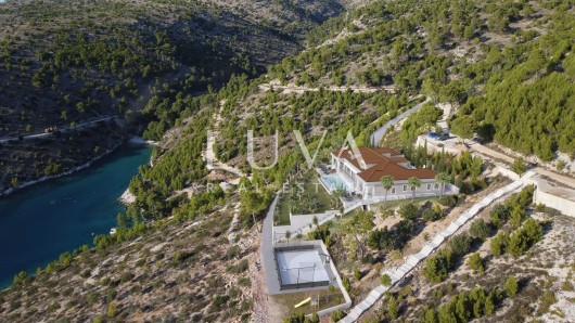 Brač, luksuzna jedinstvena vila 800m2 uz more