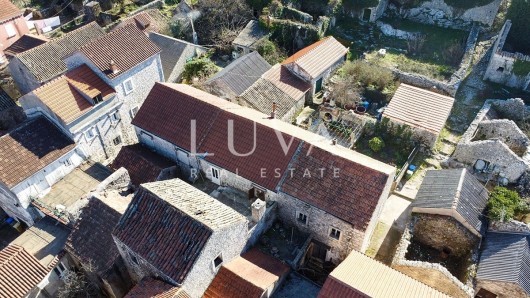 Orebić, Potomje, 3 prostrane kamene kuće za renovaciju na prodaju