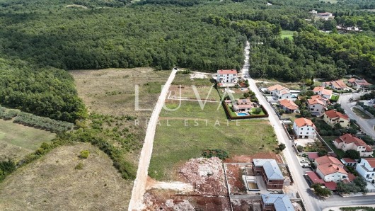 Višnjan, građevinska parcela s građevinskom dozvolom, 1.270 m²