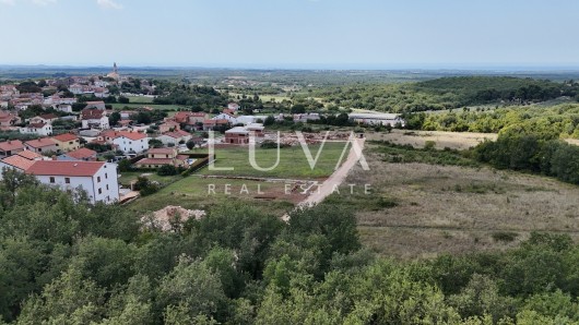 Višnjan, građevinska parcela s građevinskom dozvolom, 1.094 m²