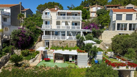 Korčula, Vela Luka, kuća s apartmanima uz more na prodaju