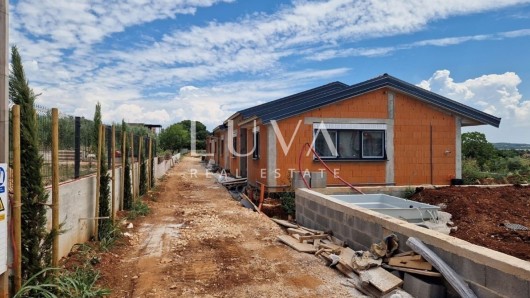Istra, Kaštelir, moderna prizemnica, 95 m2 s dvorištem na prodaju