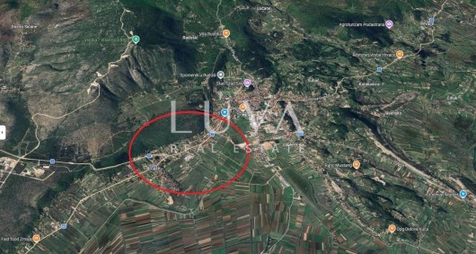 Sinj, Brnaze, građevinsko zemljište 1185m2 s 3 kamene kuće tlocrta 180m2