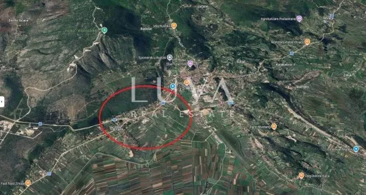 Sinj, Brnaze, građevinsko zemljište 1185m2 s 3 kamene kuće tlocrta 180m2