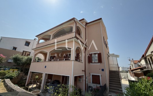 Istrien, Poreč, Haus mit Wohnungen und Schwimmbad, 398 m²