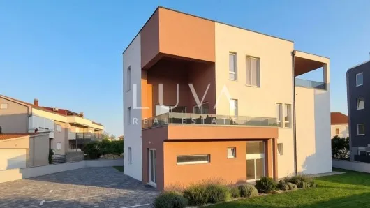 Vodice, Neubau mit Terrasse und zwei Stellplätzen, 111 m² Bruttogeschossfläche