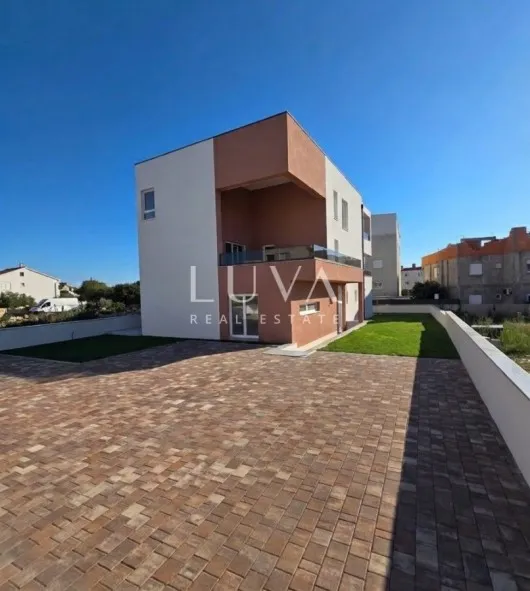 Vodice, Penthouse mit zwei Schlafzimmern, Terrasse und zwei Parkplätzen, 116 m² Bruttogeschossfläche